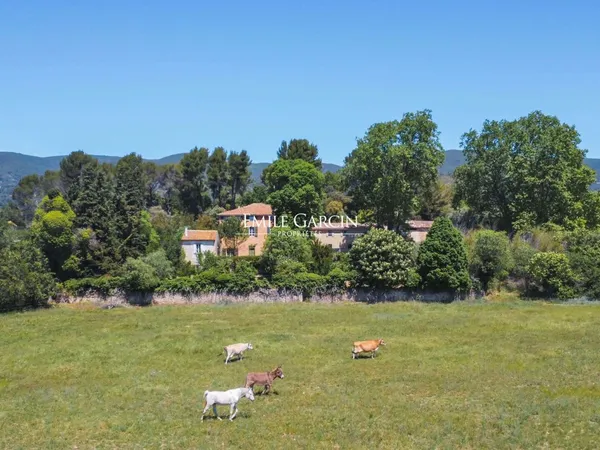 Domaine agricole à vendre dans le Sud Luberon et sa Bastide à 30 minutes d'Aix-en-Provence