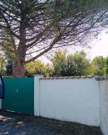 Terrain constructible 189 m² - Peujard (33240) - Vieux Bourg - 55 000