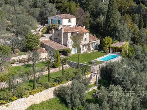 Elegante Bastide dominant l'arrière -pays