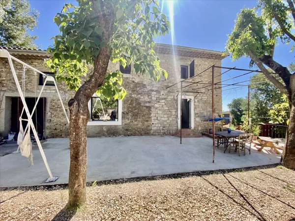 Mas en pierres avec dépendance entre Uzes Nimes et Ales