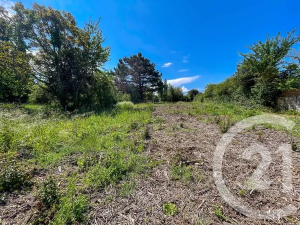 Terrain 823 m²