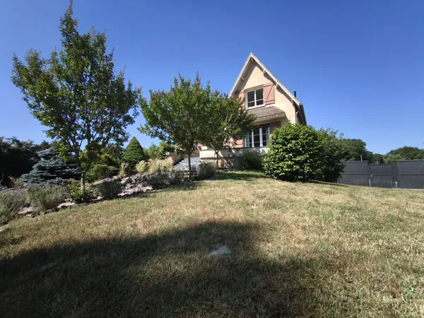 Propriete de plus de 8,5 hectares  Maison familiale avec piscin