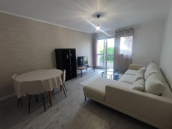Chambre en colocation féminine proche tram T4