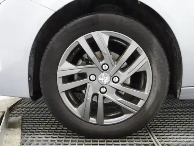 Peugeot 208 1.2 puretech 75ch s&amp;s active business — photo 10
