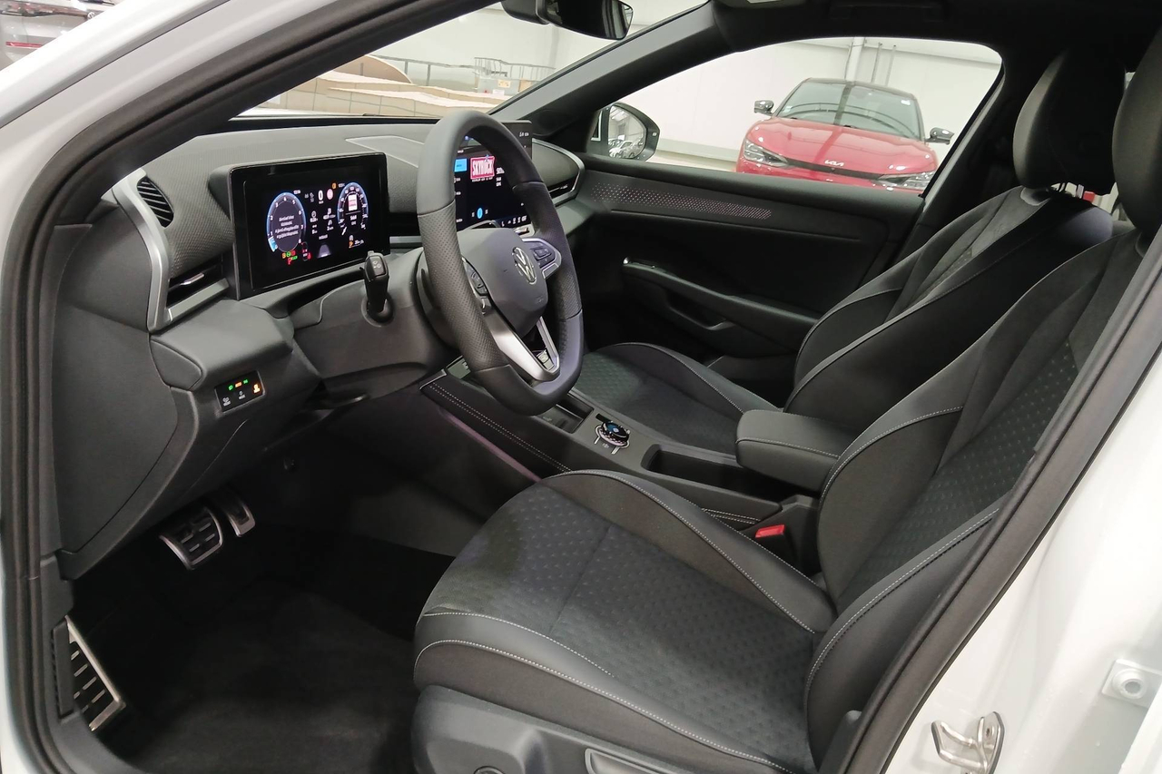 Volkswagen T-Roc — photo 12