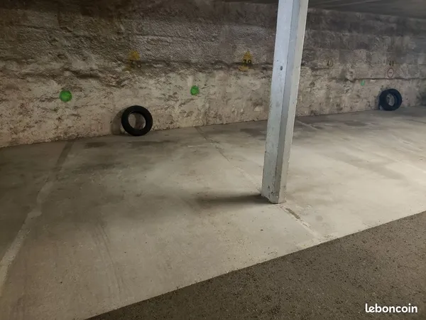 Place de parking voiture couverte et sécurisée