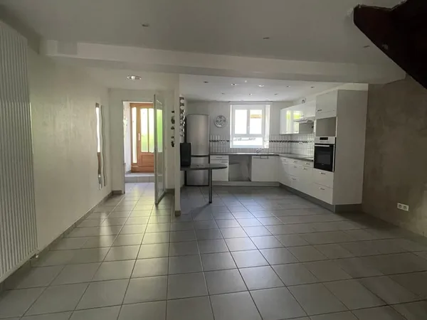 Maison de village rénovée de 142m² avec petite cour fermée