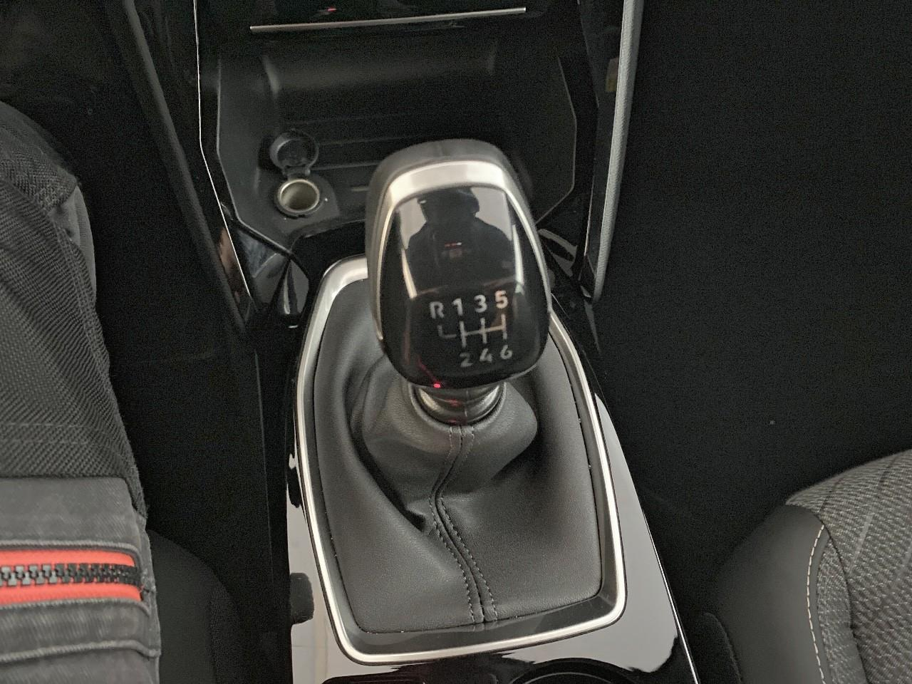 Peugeot 2008 turbo 100 ch bvm6 allure — photo 17