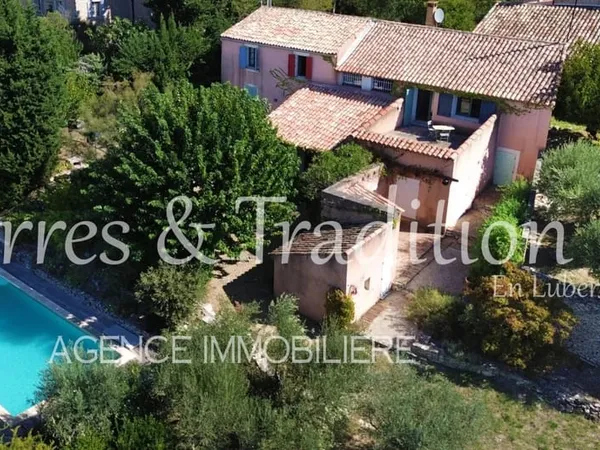 Propriété à St Saturnin les Apt avec vue et piscine