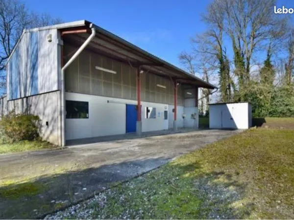 Terrain de 2 000 m² avec dépôt professionnel - Secteur Soumoulou
