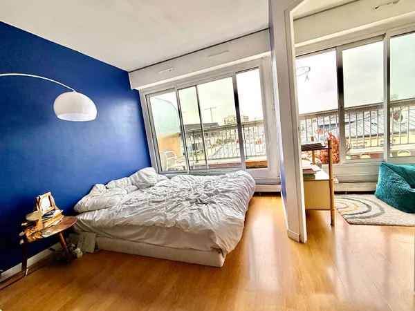 Studio à vendre au dernier étage. Vendu loué.