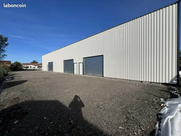 Entrepôt 262 m² sous 8,50 m + 263 m² de plateforme, porte 4x3 m, Biscarrosse, direct propriétaire