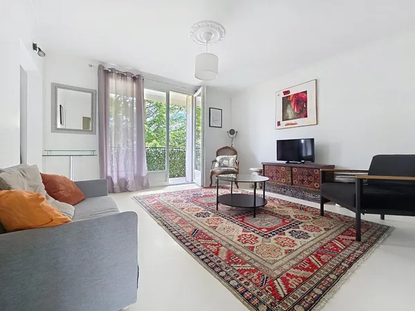 Appartement rénové avec balcon, vue dégagée et cadre verdoyant