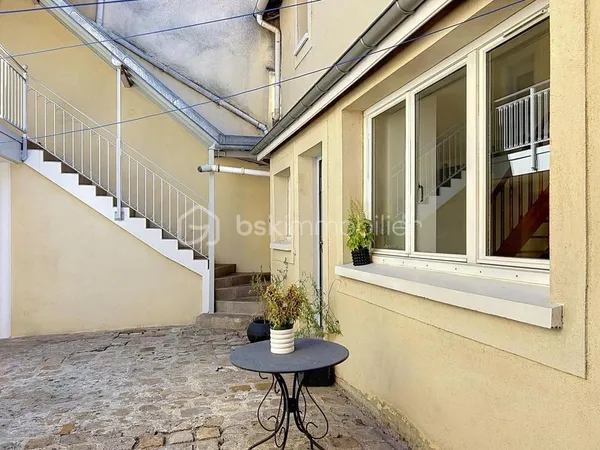 COUP DE COEUR  MAISON DE VILLE EN DUPLEX, AU CALME ET SANS TRAVAUX