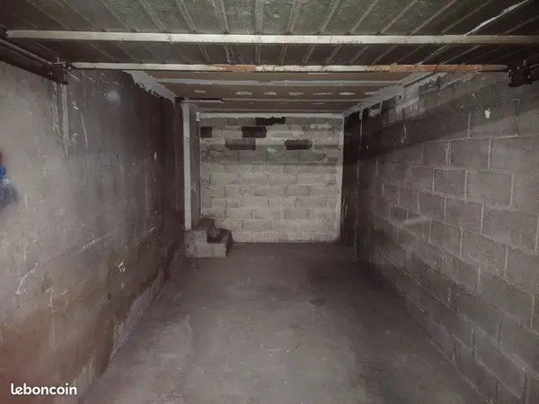 Box fermé dans un premier sous-sol très accessible