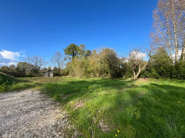 Secteur Castelmoron-sur-Lot, terrain à bâtir de 1083m2, plat, dans un environnement calme, proche de