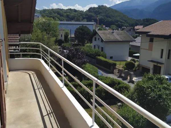 T3 rénové - quartier très calme - Balcon plein sud vue montagnes - 2 places de parking