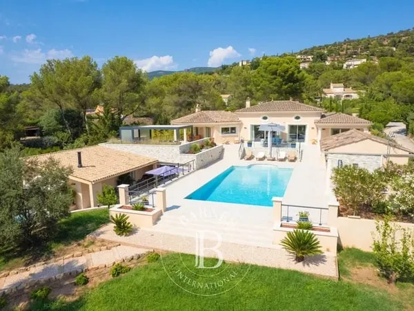 ROQUEBRUNE-SUR-ARGENS - LA BOUVERIE - PISCINE - GARAGE