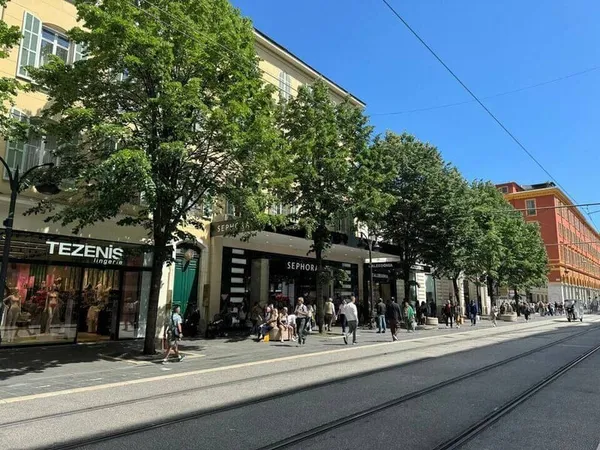 Local commercial 183 m²