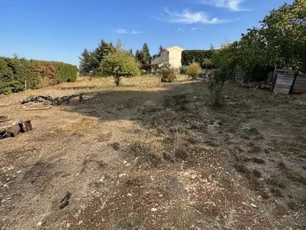 SAINT-CHRISTOL TERRAIN CONSTRUCTIBLE NON VIABILISE DE 902 m² -