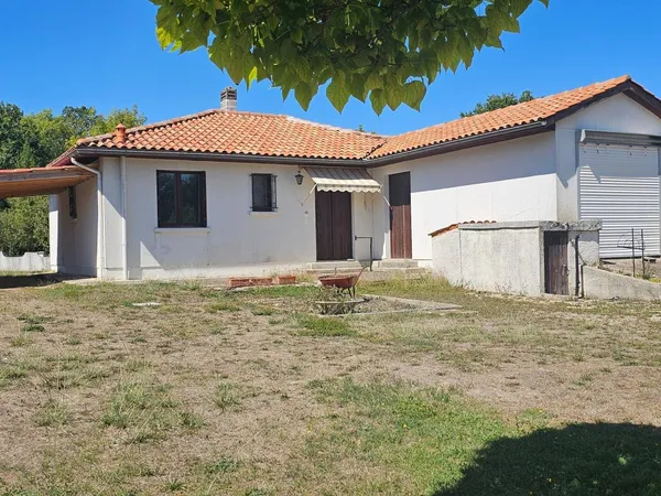 maison de famille plain pied au coeur du bourg de Dignac