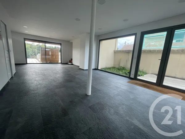Local 1 pièce 127 m²
