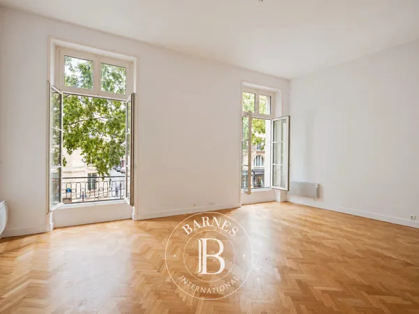 Off Market - vente appartement - Paris 3 - Enfants Rouges - 3 chambres - ascenseur - parking