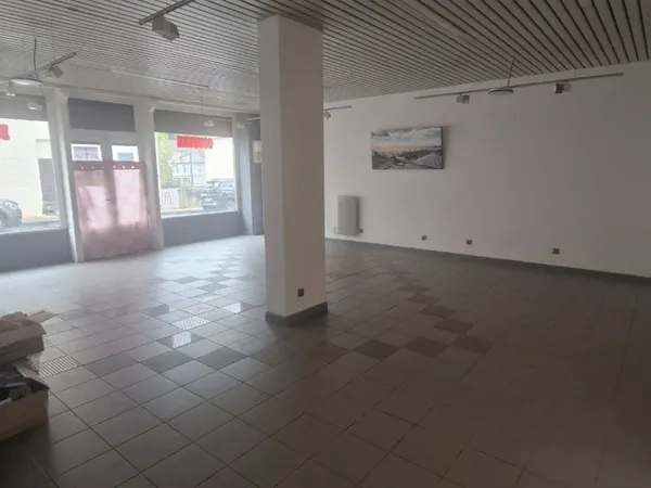 Beau local commercial rénové