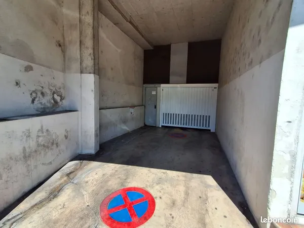 Parking souterrain sécurisé, charge comprise, Disponible immédiatement