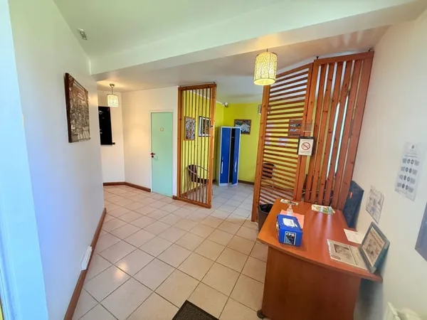 Ensemble immobilier avec revenu locatif - Local loué 950 + appartement libre