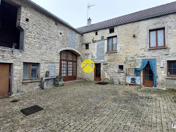 Maison rénovée avec dépendances