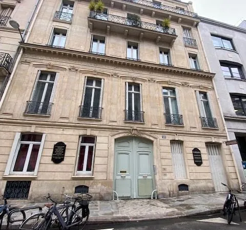 Appartement 1 pièce 6ème étage avec ascenseur - Paris 9