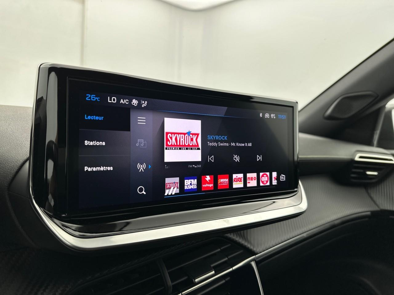 Peugeot 2008 hybrid 136 e-dcs6 gt — photo 23