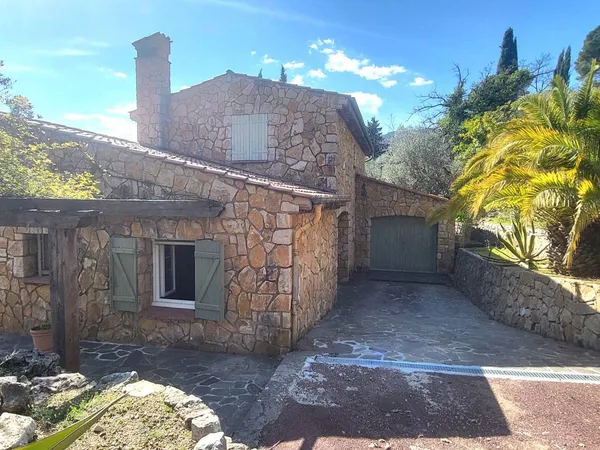 Villa en pierre apparente avec 4 chambres sur 1350m² de terrain.