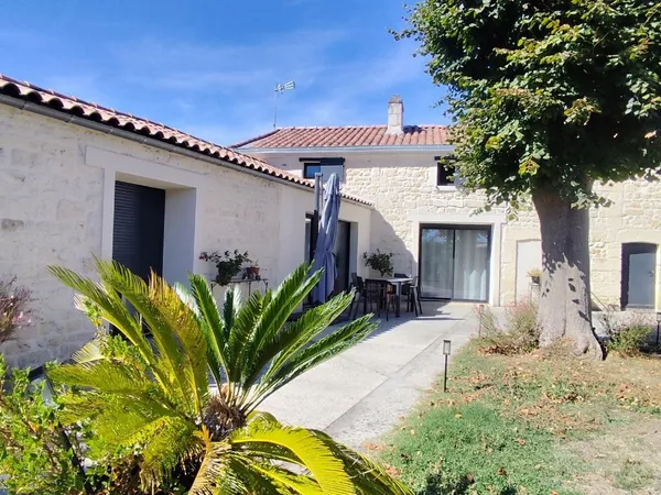 Charentaise en pierre rénovée avec jardin Taillant