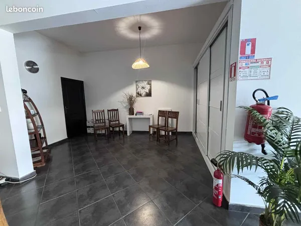 Local 65m2 centre ville petite ile