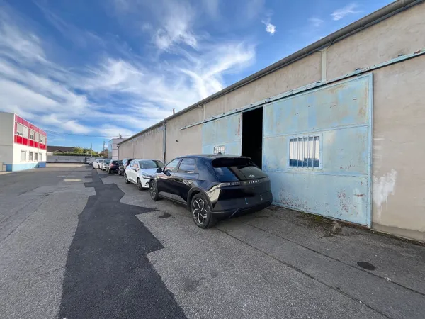 Local industriel 966 m²