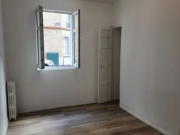 Location T1 25 m2 en rez-de-chaussée à 5 min à pied de Porte de Clichy