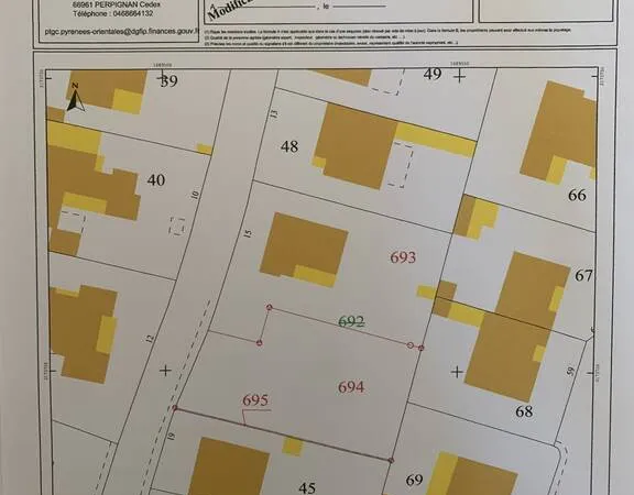 Terrain 696 m²