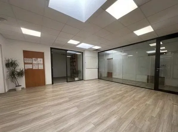 Nîmes, Ville Active, Valmedica, plateau 212m² de 7 bureaux, salle d'attente, sanitaires, salle de re