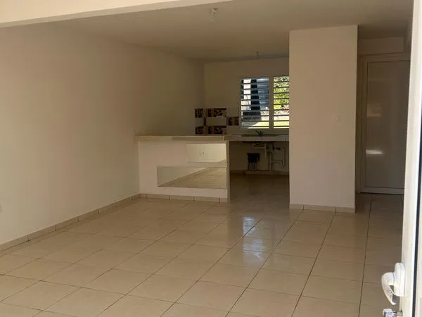 Appartement non meublé assez grand disposant de plusieurs pièces