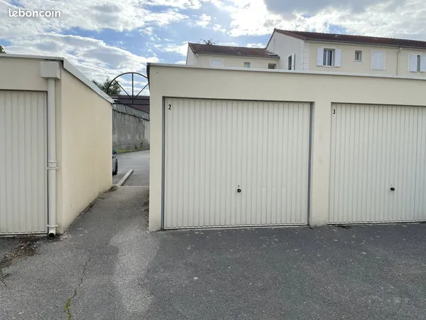 Garage/Box 12,50m² à Sainte Geneviève des Bois 110 (charges comprises)