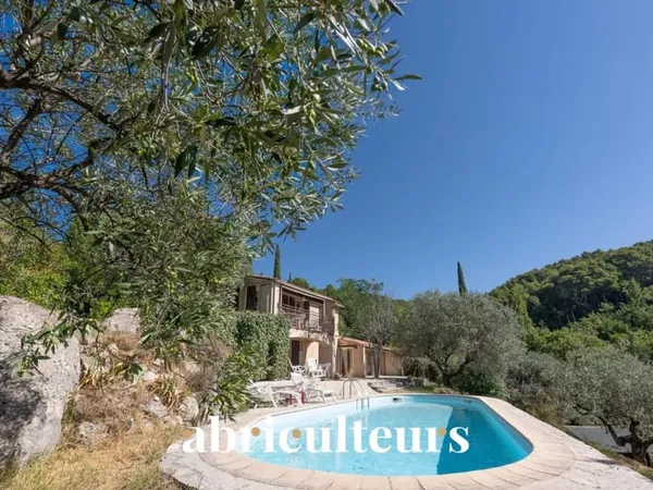 Maison familiale à fort potentiel de 150 m² - Vue panoramique - Piscine et jardin arboré - Seillans