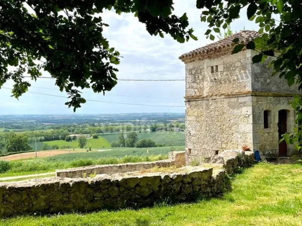 Ensemble de charme & de caractère : château, conciergerie & tour de guêt du XVIIIème près de Saint-C