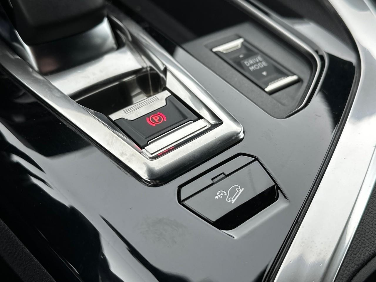 Peugeot 3008 hybrid4 300 e-eat8 gt — photo 34