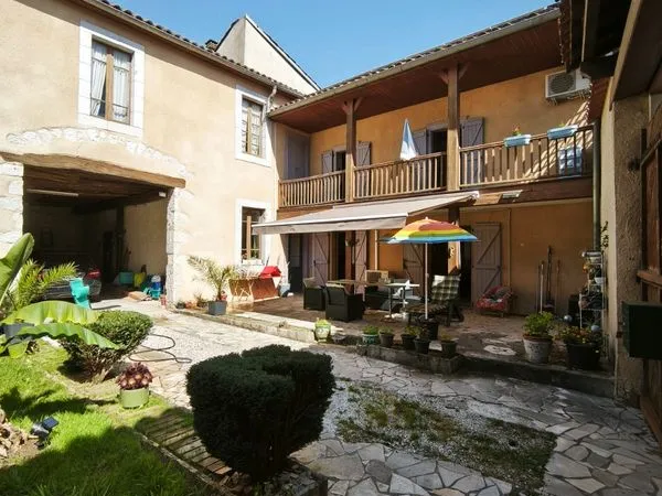 MAISON de Ville
