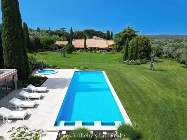 Maison 8 pièces 520 m²