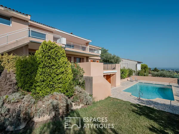 Maison d'architecte sur les hauteurs avec vue panoramique