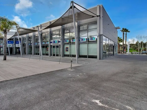A vendre en exclusivité murs professionnels 136 m² à roquebrune-sur-argens
