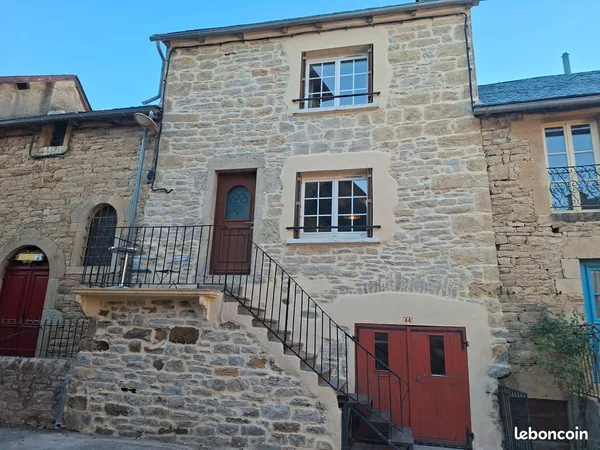 CHARMANTE MAISON EN PIERRE Dans le petit village de Cruéjouls